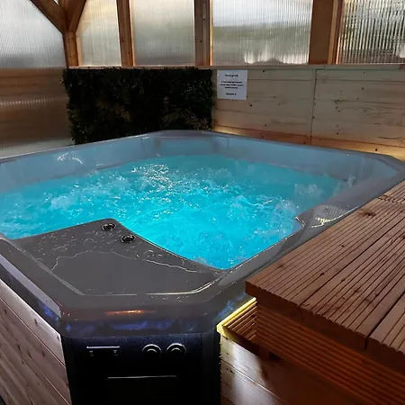 Zlote Piaski Kryty Basen Sauna Jacuzzi Lodge *