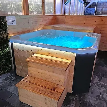 Zlote Piaski Kryty Basen Sauna Jacuzzi Lodge *